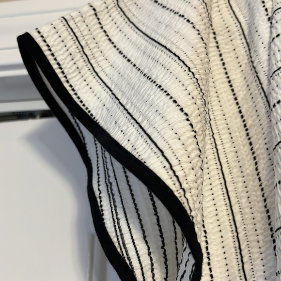 NWT Striped Flutter Sleeve V-Neck Top - Picture 6 of 6